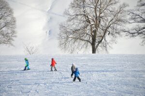 小学生の初心者がスキースクールで覚えておくべきコツは？