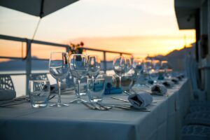 到着が遅れた場合の夕食はどうなる宿？