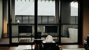 夕食の時間をずらせる旅館はどこ？