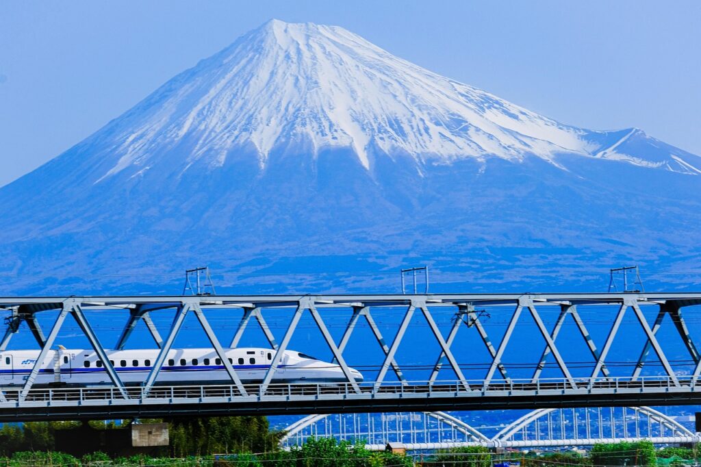 新幹線の遅延時に宿へ連絡する際の例文は？